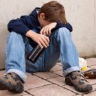 Алкоголизм среди детей и подростков: как начинается и к чему приводит