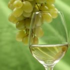 Белое вино повышает риск меланомы