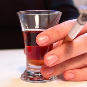 Курение вызывает усиление тяги к распитию алкогольных напитков