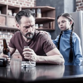 Дети родителей-алкоголиков – какие они и нужна ли им помощь